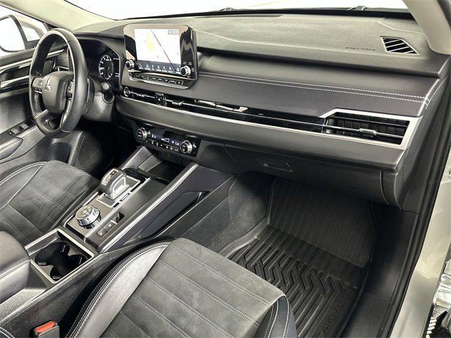 Photo of 2024 White Diamond Mitsubishi Outlander