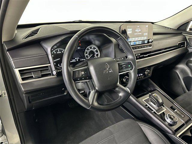 Photo of 2024 White Diamond Mitsubishi Outlander