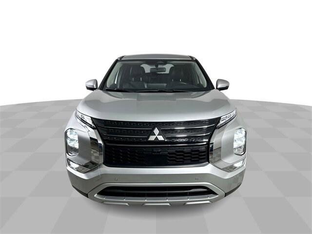 Photo of 2024 White Diamond Mitsubishi Outlander