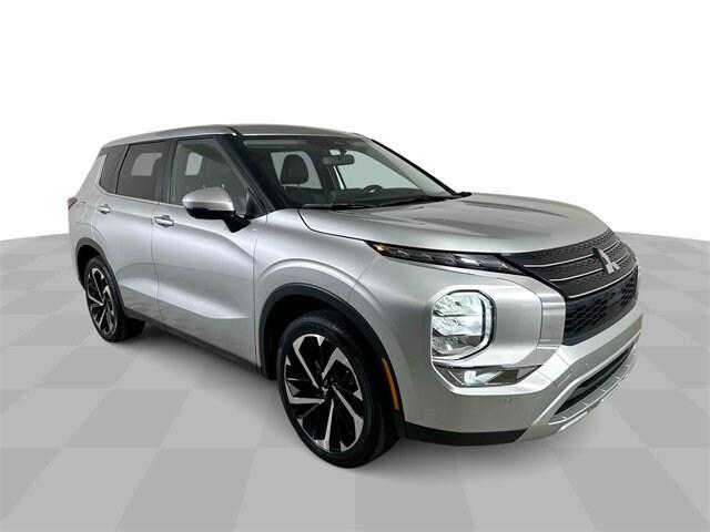 Photo of 2024 White Diamond Mitsubishi Outlander