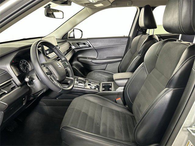 Photo of 2024 White Diamond Mitsubishi Outlander