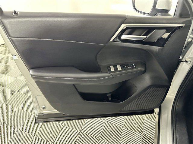 Photo of 2024 White Diamond Mitsubishi Outlander