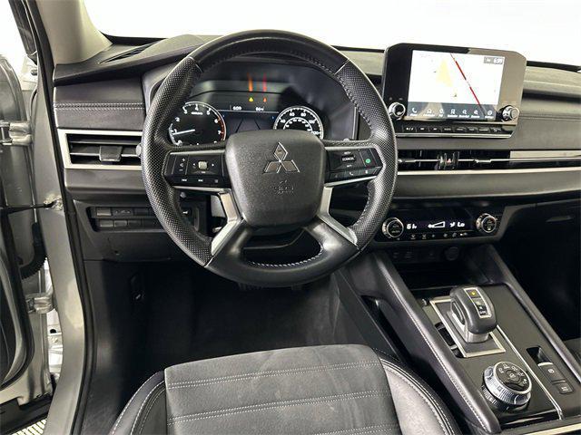 Photo of 2024 White Diamond Mitsubishi Outlander