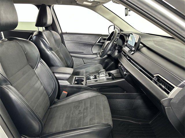 Photo of 2024 White Diamond Mitsubishi Outlander