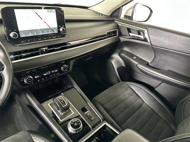 Photo of 2024 White Diamond Mitsubishi Outlander