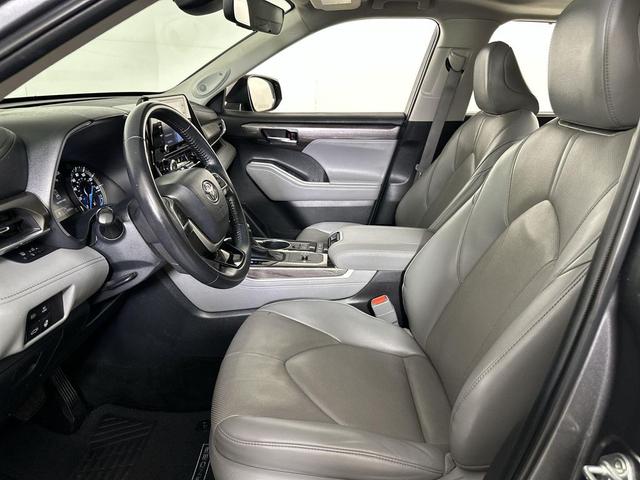 Photo of 2022 Gray Toyota Highlander Hybrid