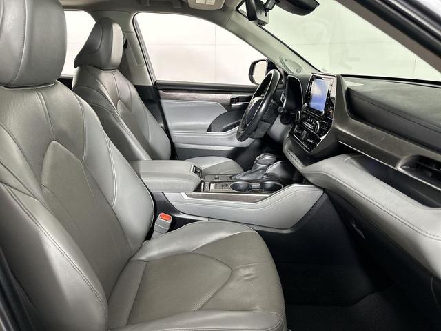 Photo of 2022 Gray Toyota Highlander Hybrid