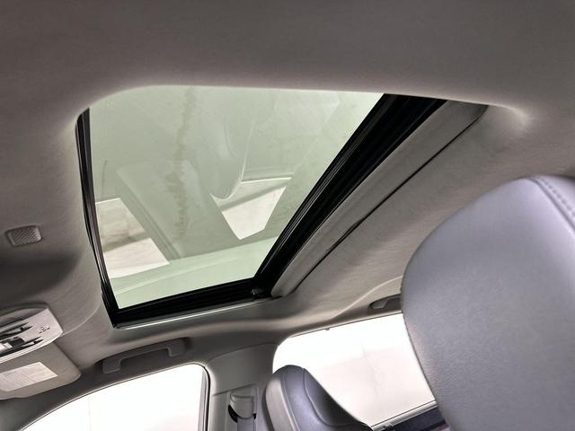 Photo of 2022 Gray Toyota Highlander Hybrid