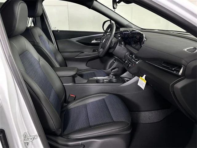 Photo of 2025 Summit White Buick Envista