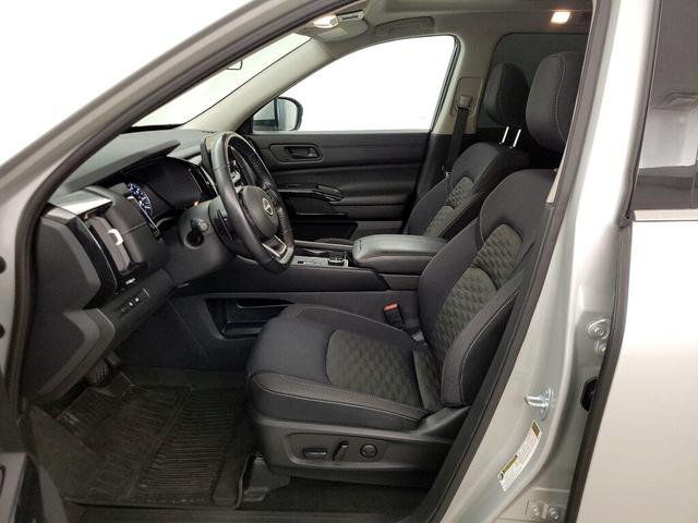 Photo of 2023 Silver Nissan Pathfinder