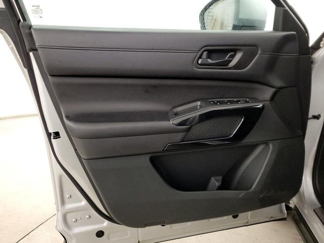 Photo of 2023 Silver Nissan Pathfinder