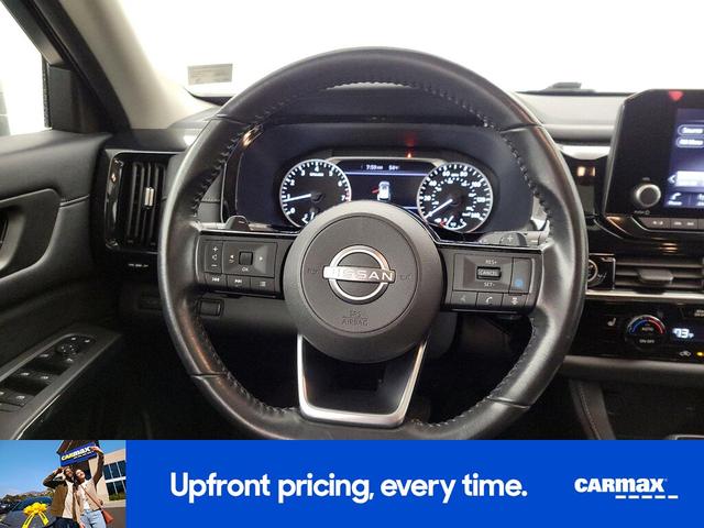 Photo of 2023 Silver Nissan Pathfinder