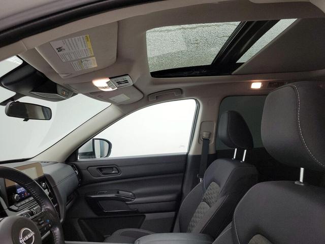 Photo of 2023 Silver Nissan Pathfinder
