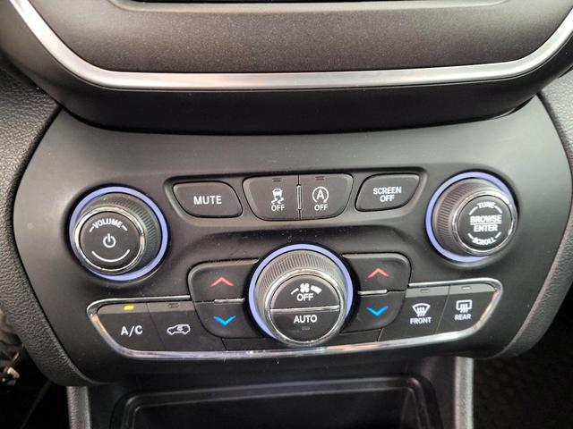 Photo of 2019 Gray Jeep Cherokee
