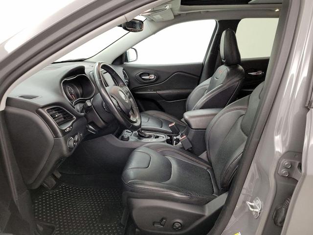 Photo of 2019 Gray Jeep Cherokee