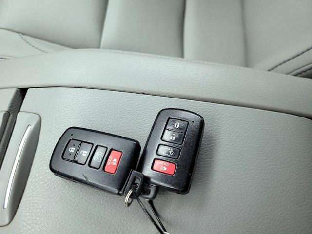 Photo of 2017 Silver Toyota Highlander