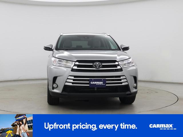 Photo of 2017 Silver Toyota Highlander