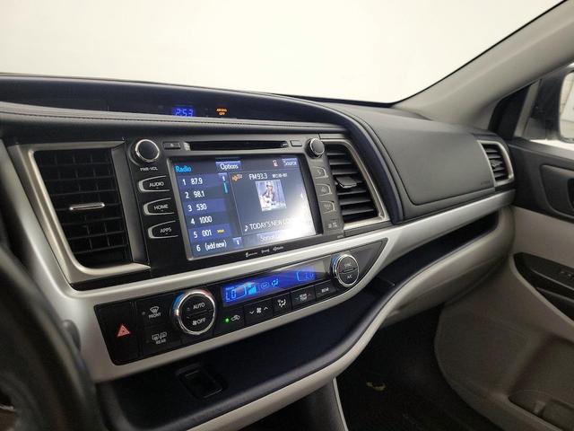 Photo of 2017 Silver Toyota Highlander