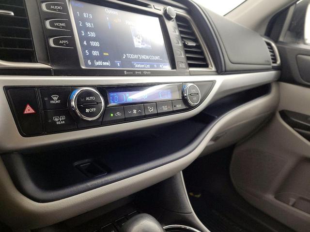 Photo of 2017 Silver Toyota Highlander
