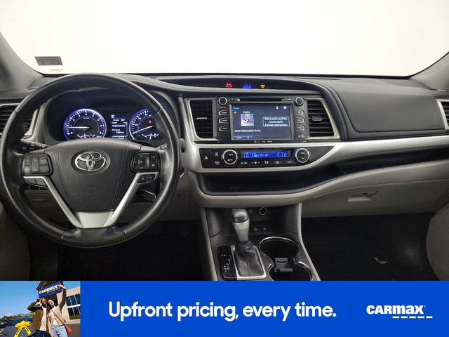 Photo of 2017 Silver Toyota Highlander
