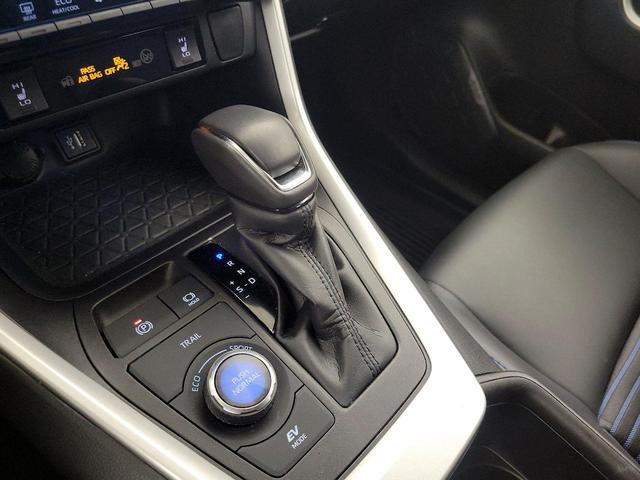 Photo of 2024 White Toyota RAV4 Hybrid