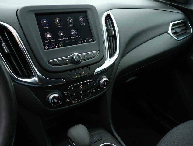Photo of 2022 Silver Ice Metallic Chevrolet Equinox