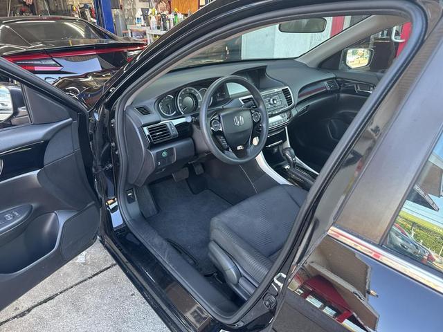 Photo of 2017 Crystal Black Pearl Honda Accord