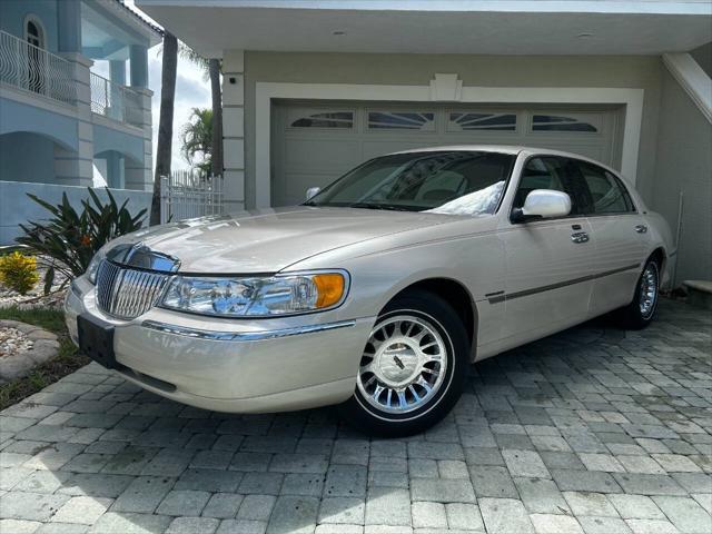 2001 Lincoln Town Car