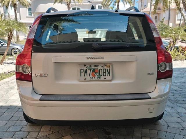 Photo of 2007 White Volvo V50