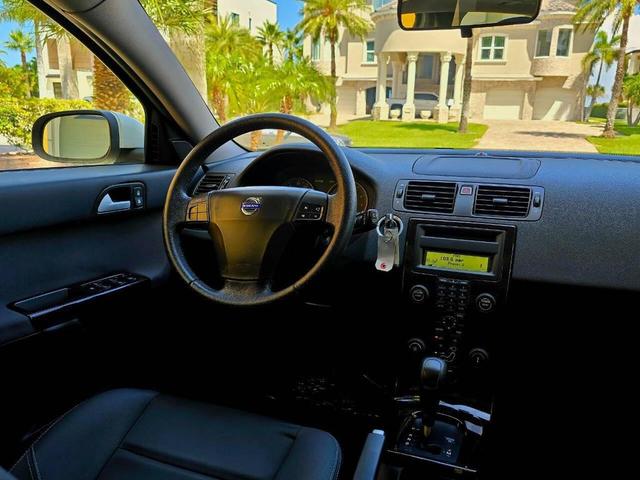 Photo of 2007 White Volvo V50
