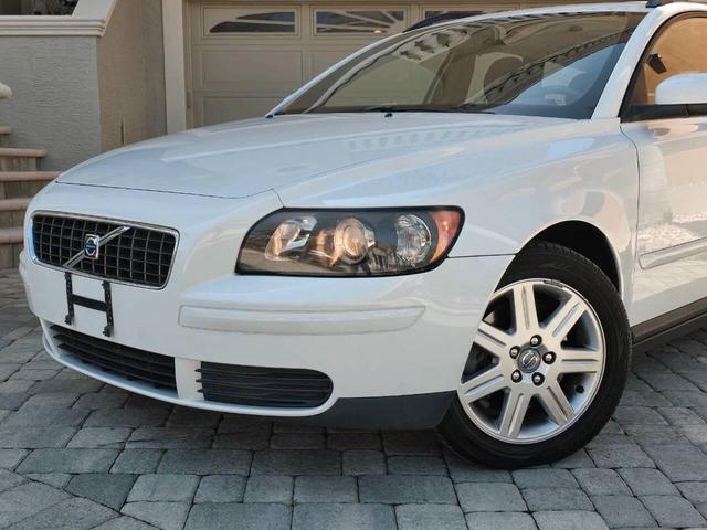 Photo of 2007 White Volvo V50
