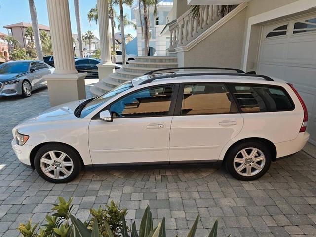 Photo of 2007 White Volvo V50