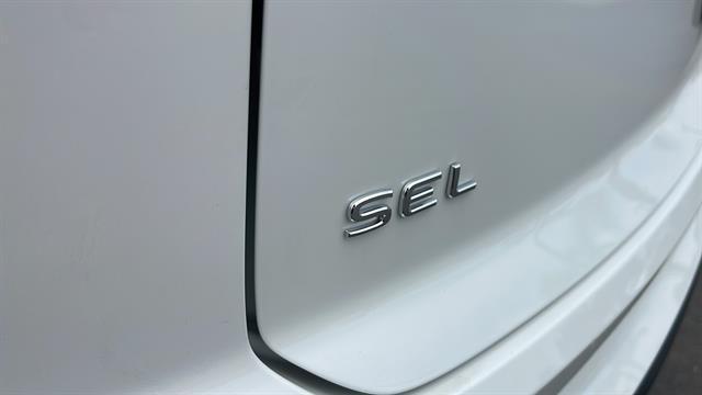 Photo of 2025 Opal White Pearl Volkswagen Atlas Cross Sport