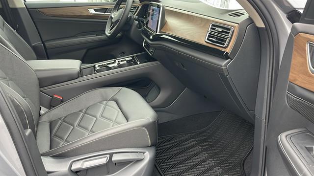 Photo of 2025 Silver Mist Metallic Volkswagen Atlas