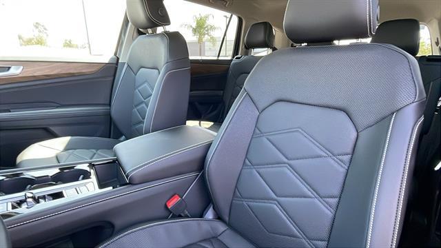 Photo of 2025 Deep Black Pearl Volkswagen Atlas
