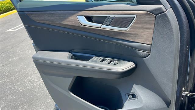 Photo of 2025 Platinum Gray Metallic Volkswagen Atlas