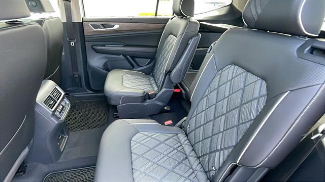 Photo of 2025 Opal White Pearl Volkswagen Atlas