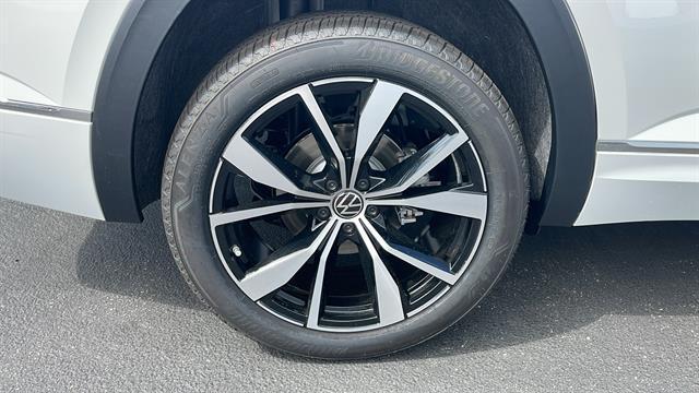 Photo of 2025 Opal White Pearl Volkswagen Atlas