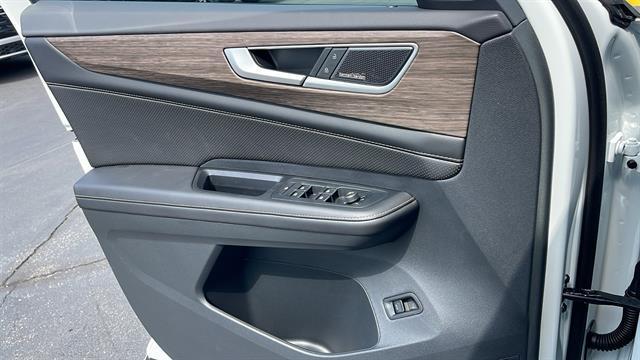 Photo of 2025 Opal White Pearl Volkswagen Atlas