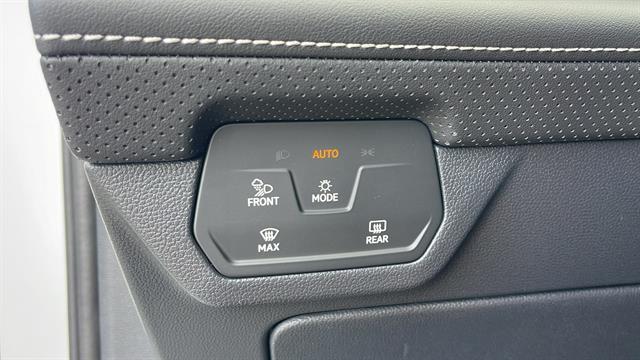 Photo of 2025 Opal White Pearl Volkswagen Atlas