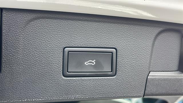 Photo of 2025 Opal White Pearl Volkswagen Atlas