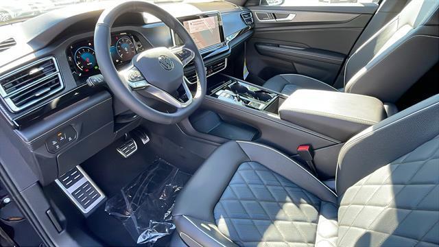 Photo of 2025 Deep Black Pearl Volkswagen Atlas Cross Sport