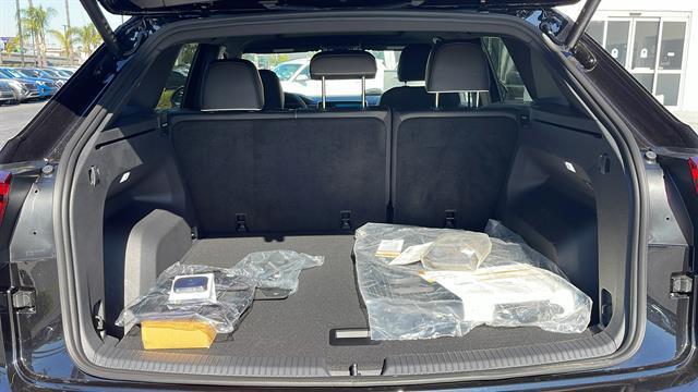 Photo of 2025 Deep Black Pearl Volkswagen Atlas Cross Sport