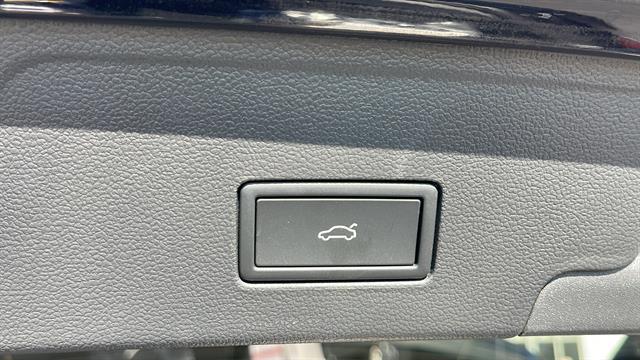 Photo of 2025 Deep Black Pearl Volkswagen Atlas Cross Sport