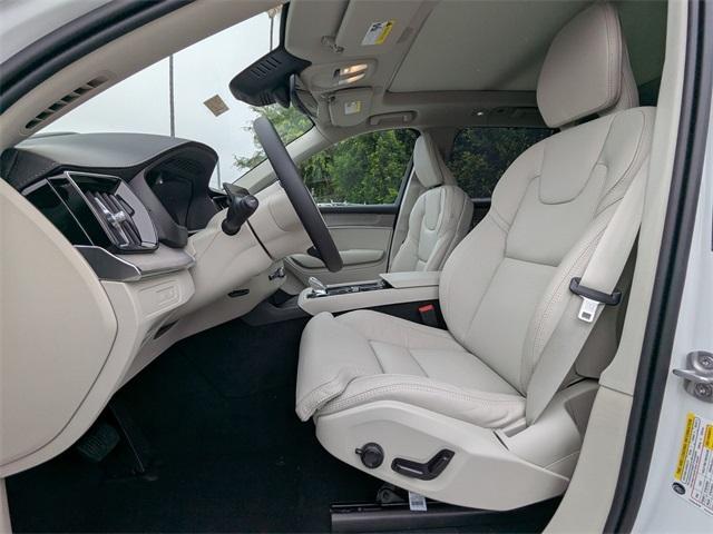 Photo of 2025 Crystal White Volvo XC90 Plug-In Hybrid