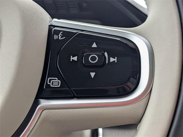 Photo of 2025 Crystal White Volvo XC90 Plug-In Hybrid