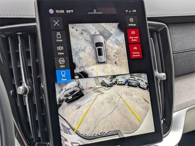 Photo of 2025 Crystal White Volvo XC90 Plug-In Hybrid