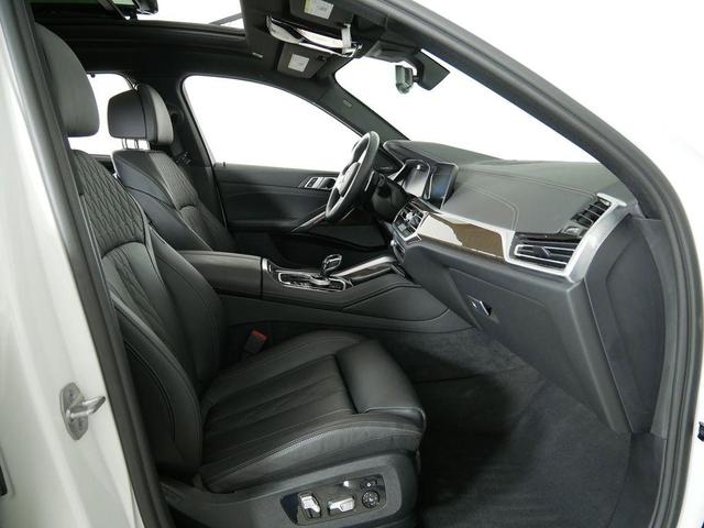 Photo of 2023 Mineral White Metallic BMW X6