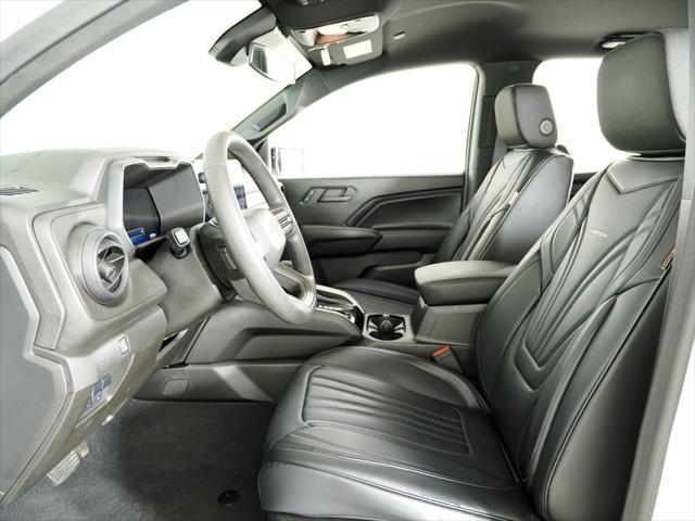 Photo of 2024 Summit White Chevrolet Colorado