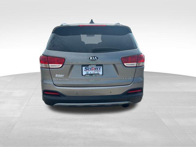 Photo of 2016 Titanium Silver Kia Sorento